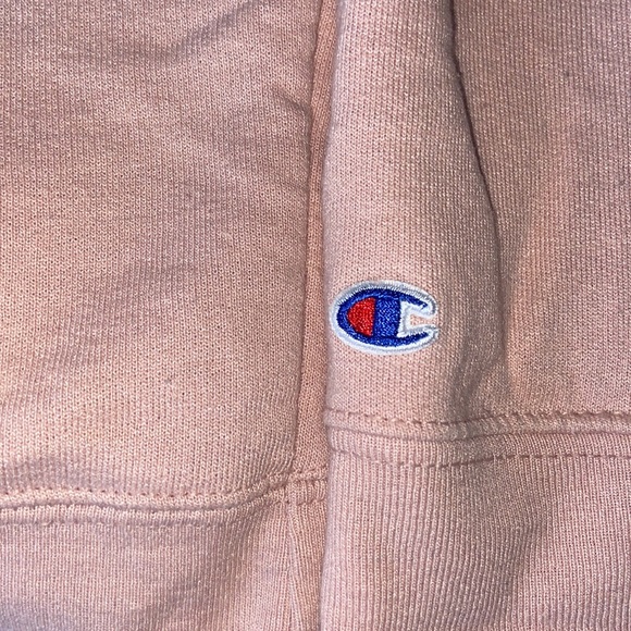 Woman’s light pink Champion Crewneck 🩷 - Picture 2 of 4